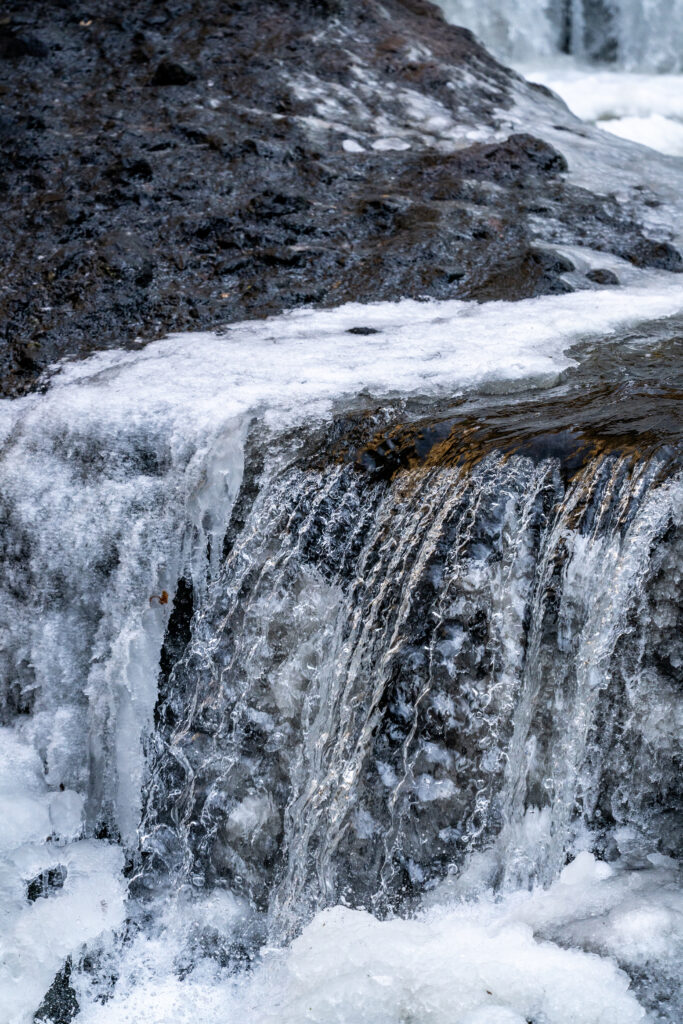 2021/01/14撮影 凍りついた滝の流れ