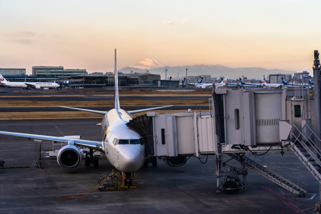 出発前の朝焼け。飛行機×富士山