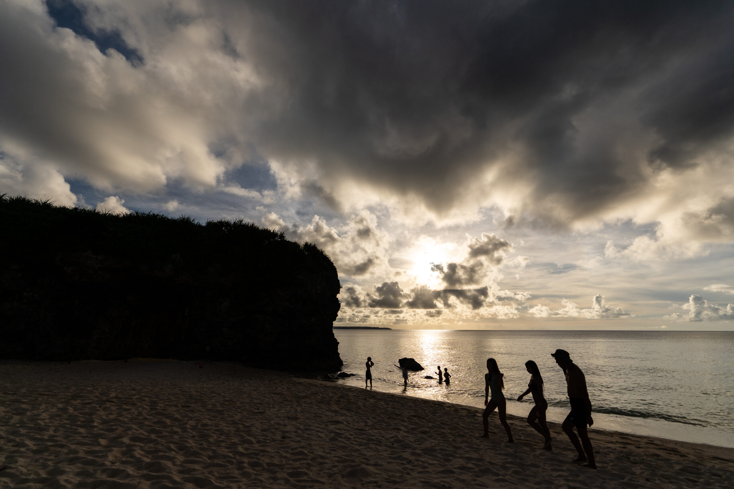 【観光スポット】宮古島でのんびり夕日を眺めるなら砂山ビーチがおすすめ