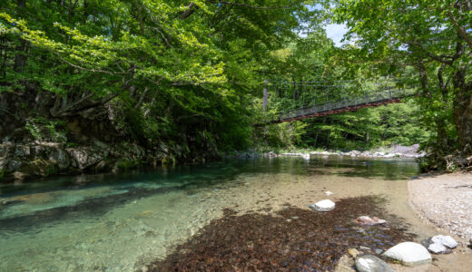 【那須・おでかけ】透き通るエメラルドグリーンの渓流が美しい！木の俣渓谷と巨石吊橋